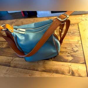 Pretty leather bag..I also have the pink one..pd more than what I'm asking..